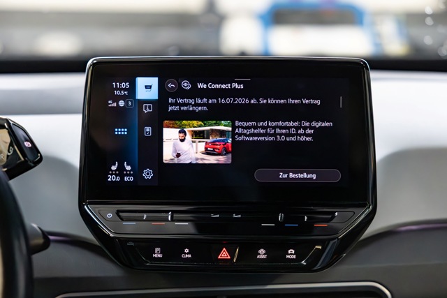 Auto-Software-Abos Infotainment-Monitor mit Navi in Mitte des Armaturenbretts
