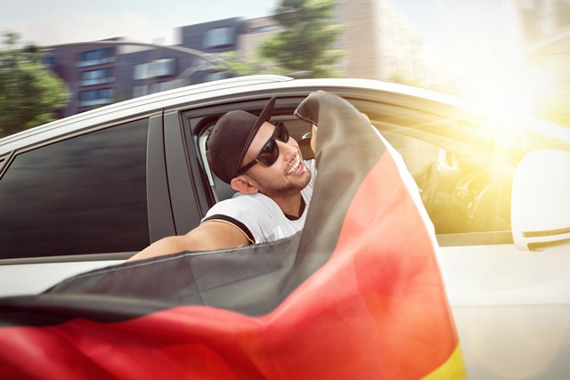 Jubelnder Deutschland-Fan beim Auto-Corso