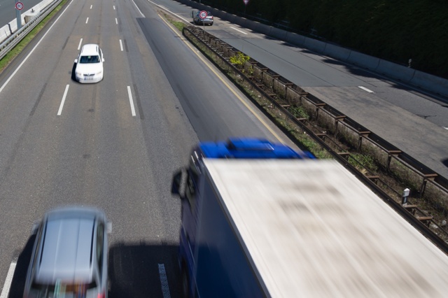 Geisterfahrer Geisterfahrer auf Autobahn fährt auf Pkw und Lkw zu