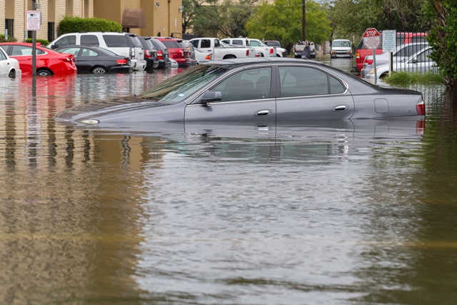 Auto durch Hochwasser abgesoffen