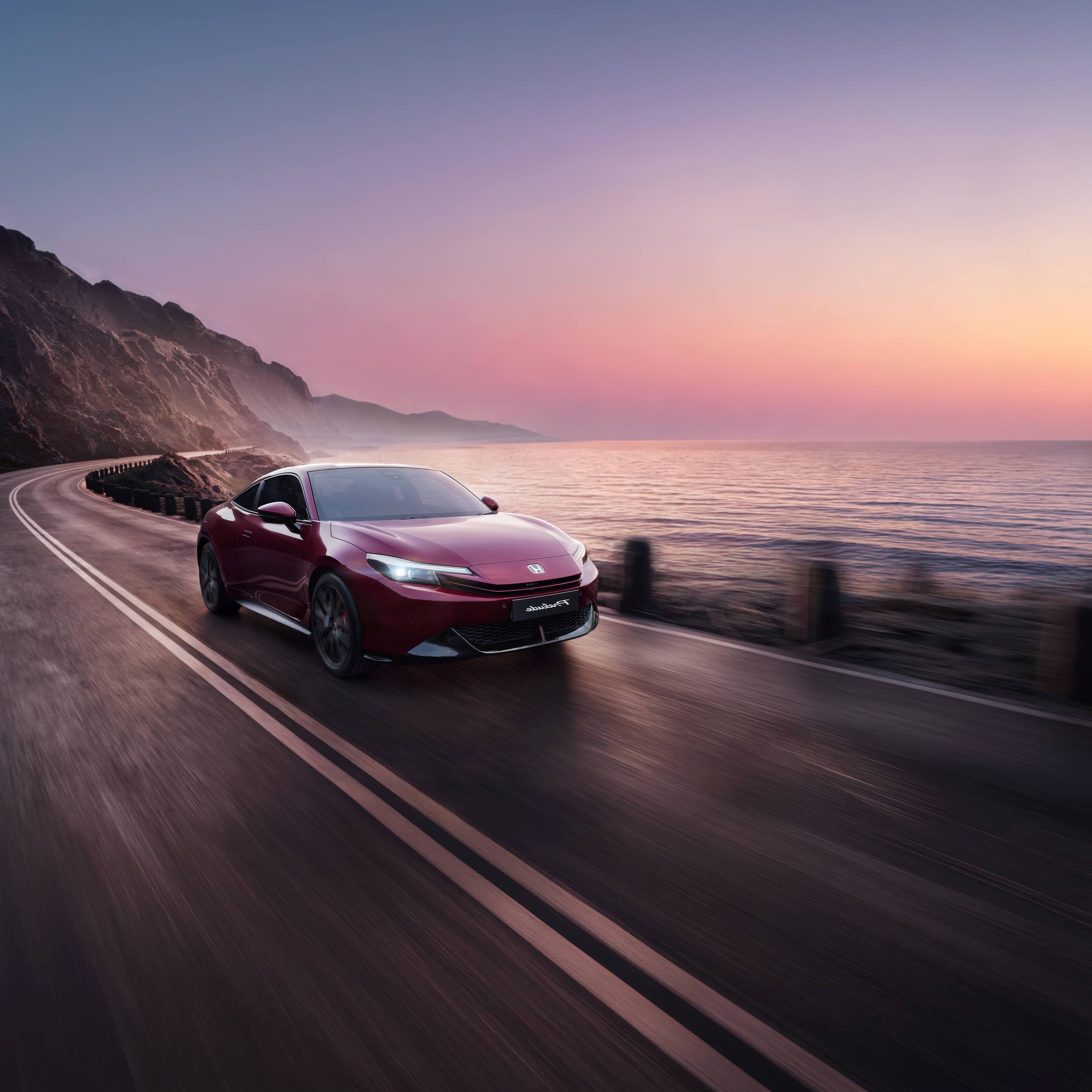 Honda Prelude Der neue Honda Prelude dynamisch auf einer schönen Küstenstraße
