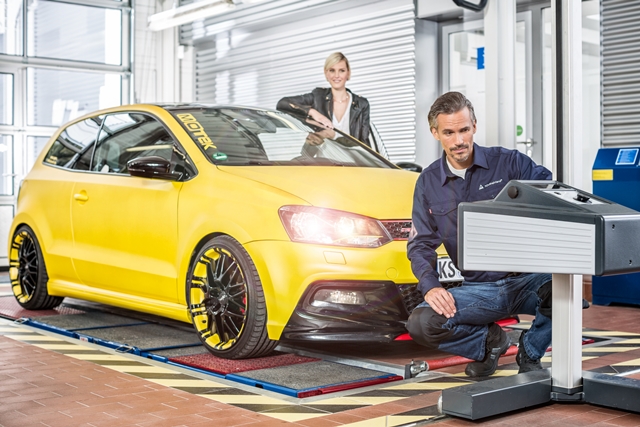 Kfz-Mechatroniker in Fachwerkstatt beim Lichttest