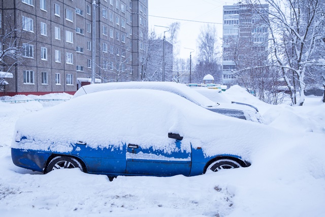 Extremwetter Parkende Autos vor Wohnhaus total eingeschneit