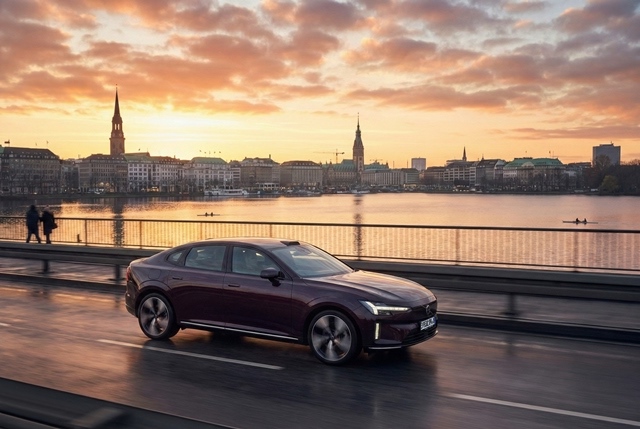 Volvo ES90 Volvo ES90 fährt an der Hamburger Alster in den Sonnenuntergang
